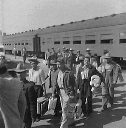 Los primeros braceros llegan a Los Angeles en tren en 1942