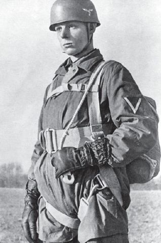 En esta imagen podemos ver un Fallschirmjäger con la indumentaria típica de la década de 1930