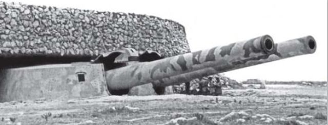 Batería italiana en Cabo Santa Panagia. Esta batería fue capturada por los británicos el 11 de julio de 1943