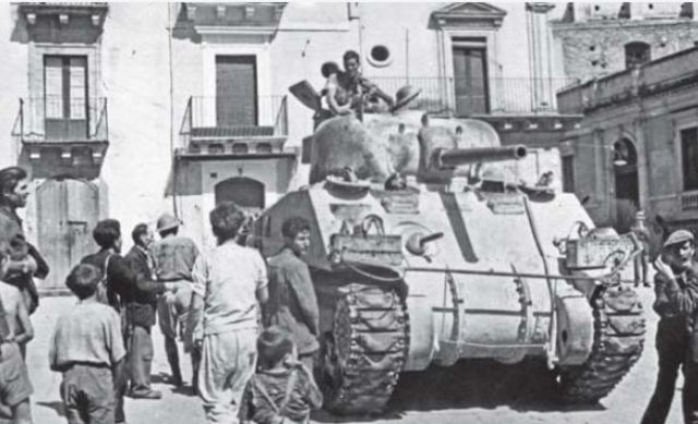 Tanque Sherman de la 23ª Brigada Acorazada británica en las calles de Francoforte. 14 de julio de 1943