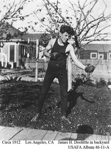 James H. Doolittle en el patio trasero de su casa practicando boxeo, hacia 1912