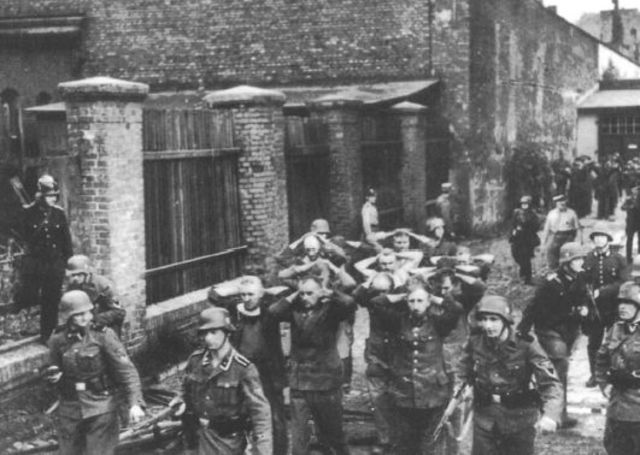 Soldados polacos escoltados por los miembros de la SS Heimwehr en Danzig