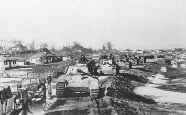Columna de carros Panther Ausf A. de la Pz. Div. Grossdeutschland en Iassi, Rumanía.  Abril de 1944
