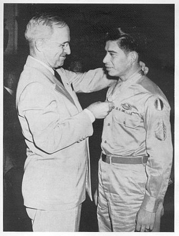 El Presidente Truman hace entrega de la Medalla de Honor al sargento Segundo Marcario García de la Compañía B, 22º Regimiento de Infantería, 4º División de Infantería