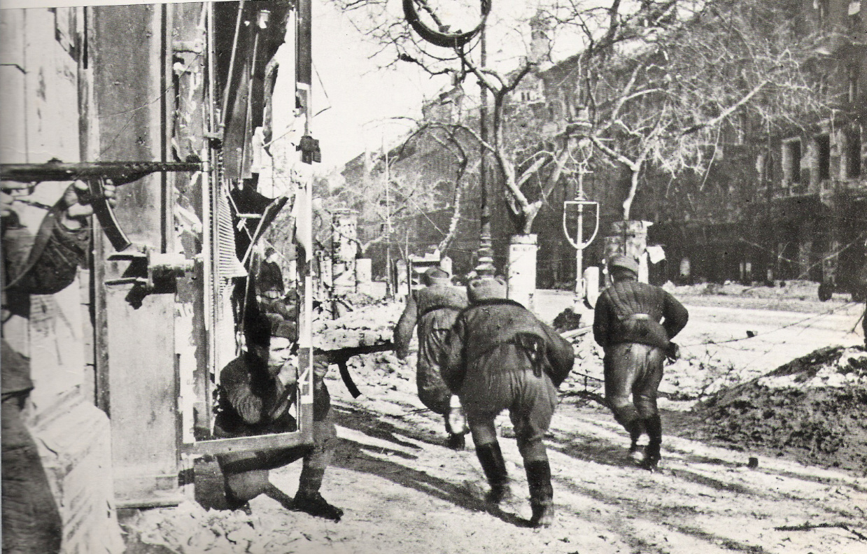 Soldados soviéticos avanzan en Budapest