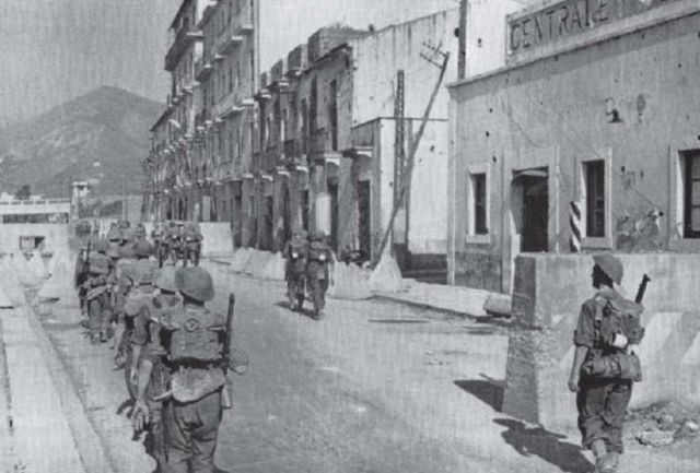 El 10 de Septiembre de 1943. Hombres de la 46ª División británica entrando en Salerno por la Via Torrione