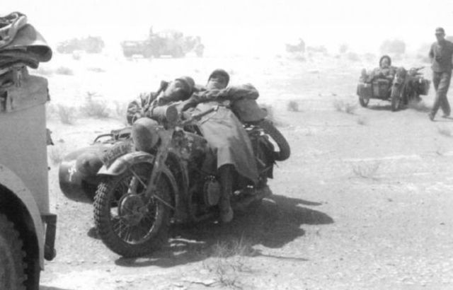 Motociclistas de la Luftwaffe totalmente exhaustos