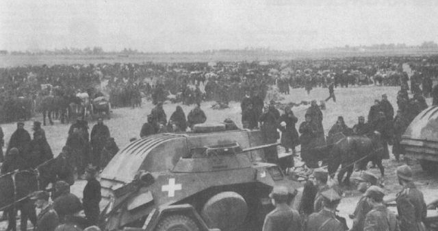 Un Sd.Kfz 22 avanzando entre una multitud de prisioneros polacos