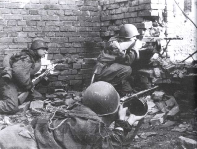 Grupo de asalto soviético luchando en el sector fabril de Stalingrado