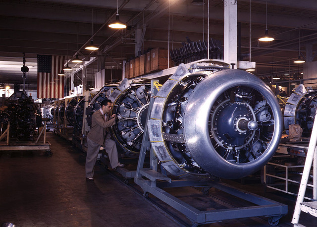 Motores para los bombarderos norteamericanos B-25  se mueven en la línea de montaje en el North American Aviation, en Inglewood, California, en octubre de 1942