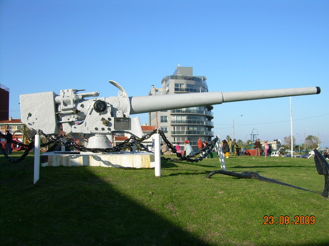 Museo Naval, en el Puerto de Montevideo, donde se aprecia la ubicación del cañón rescatado del Río de la Plata