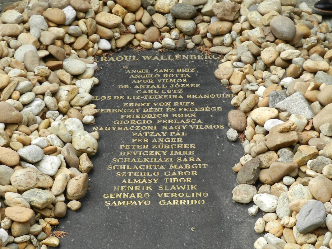 Placa conmemorativa en la parte trasera de la sinagoga judía de Budapest. Se pueden ver los nombres de Raoul Wallenberg, Carl Lutz o el español Ángel Sanz Briz, entre otros. Foto del autor