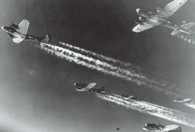 Bombarderos norteamericanos B-17 en dirección a Alemania