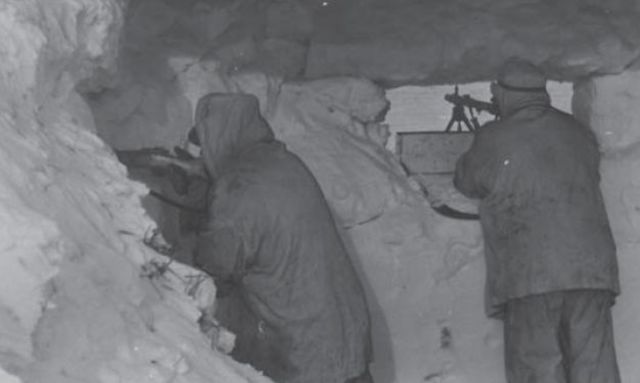 Infantería alemana en un búnker de nieve