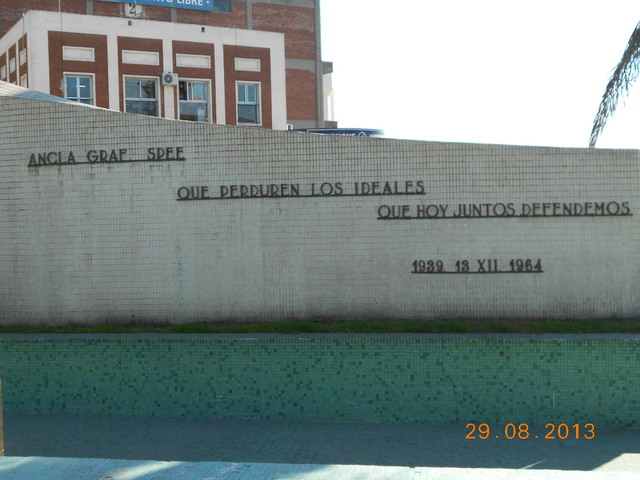 Monumento recordatorio donde se encuentra el ancla del Graf Spee, en el interior del puerto de Montevideo