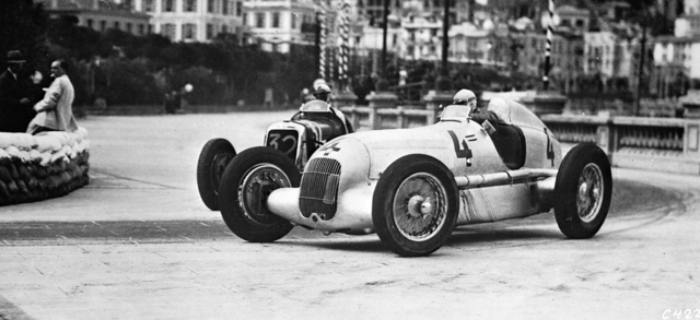 El Mercedes-Benz W35 de Luigi Fagioli, Nº 4, durante la carrera de 1935, las famosas flechas de plata