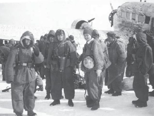 Tropas alemanas esperando un vuelo. Gracias al puente aéreo las tropas cercadas en Demyansk recibieron reemplazos para reponer sus pérdidas