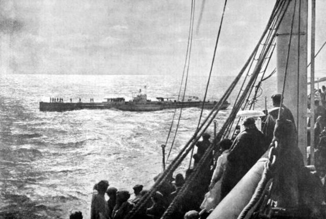 Un submarino alemán inspecciona el transatlántico español Infanta Isabel de Borbón frente a Cádiz en marzo de 1918