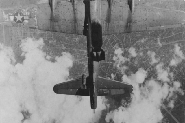 El B-17 Trudy suelta sus bombas por encima del Miss Donna Mae II en su vuelo sobre la ciudad alemana. Un miembro de la tripulación fotografió el incidente