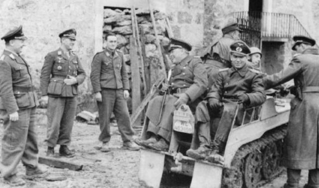 El Mariscal Kesselring visitando a las tropas paracaidistas en la Línea Gustav