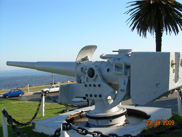 Museo Naval, en el Puerto de Montevideo, donde se aprecia la ubicación del cañón rescatado del Río de la Plata