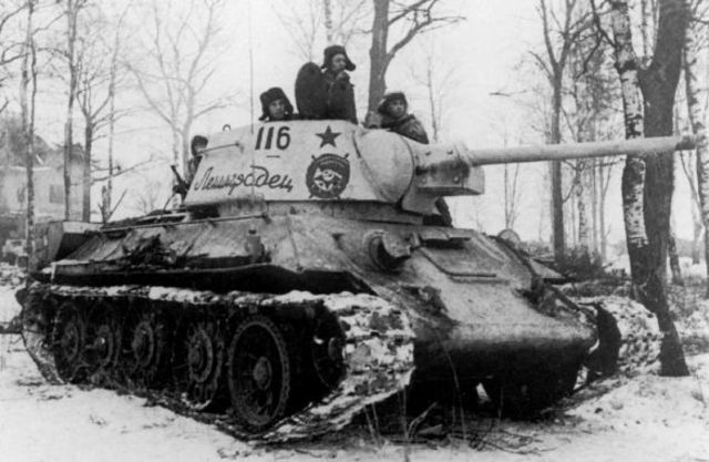 T-34 con pintura blanca invernal durante los últimos combates del asedio de Leningrado. Invierno 1944