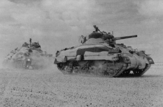 Los primeros Sherman en el desierto africano. Llegaron justo a tiempo del comienzo de la ofensiva británica en El Alamein