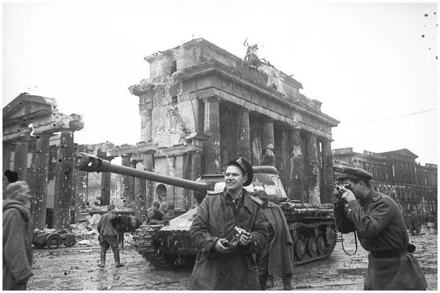 El fotógrafo soviético Yevgeny Khaldei, en la Puerta de Brandenburgo