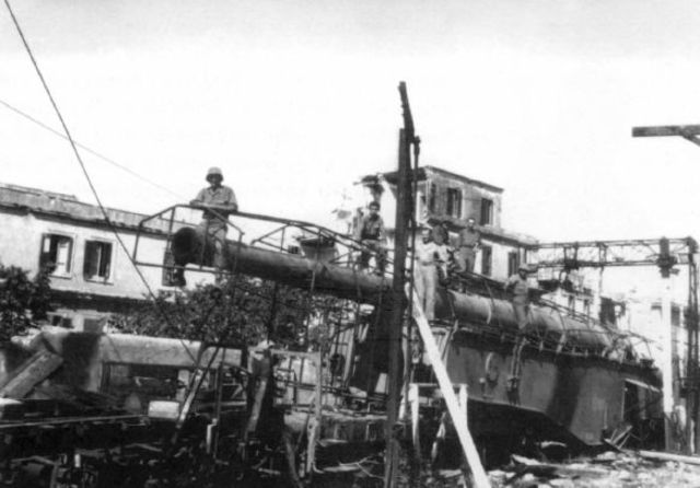 Cañón Leopold de 280 mm capturado por tropas norteamericanas en la vía férrea a Civitavecchia. Este cañón bombardeó intensamente las posiciones aliadas en las playas hasta que fué capturado