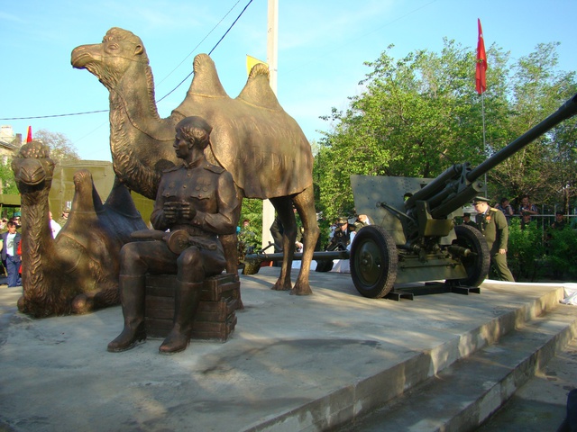 Monumento en honor de los camellos Masha y Misha en Ajtubinsk Monumento en honor de los camellos Masha y Misha en Ajtubinsk