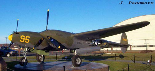 Lockheed P-38G-10LO Lightnings con número de Serie 42-13400 N55929 95 conservado en el McCloud Memorial Park de la Base Aérea de Elmendorf en Alaska