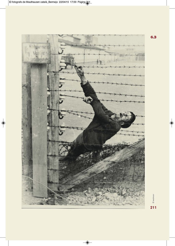 Un prisionero de Mauthausen muerto junto a una de las alambradas electrificadas del campo nazi