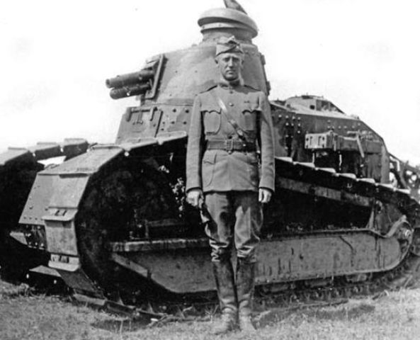 El Teniente Coronel George S. Patton, de pie junto a un tanque ligero Renault FT en la escuela de tanques de Bourg. Julio 1918