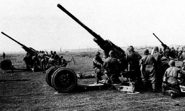 Artillería antiaérea polaca en las afueras de Varsovia