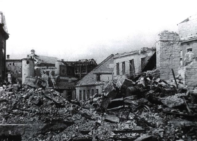 Después de dos meses de combates, la mayor parte de Varsovia estaba en ruinas