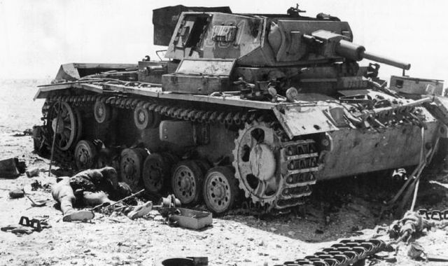 Un Panzer III puesto fuera de combate en Alam Halfa