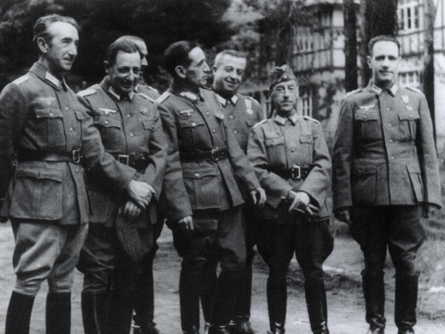 Con mandos de la División Azul, en el campo de entrenamiento de Alemania