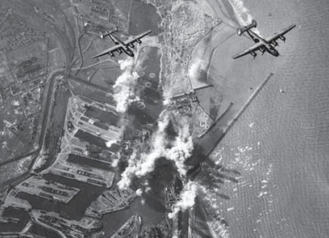 Bombarderos norteamericanos B-24D Liberators bombardeando Dunkerque