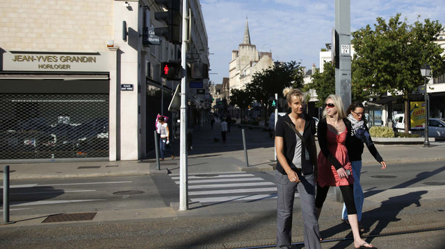 Unas mujeres cruzan una calle en la plaza que fue completamente reconstruida