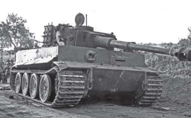 Tiger I del 504º Panzer Abteilung capturado intacto por los hombres del 505º Regimiento Paracaidista cerca de la cresta de Biazza. 11 de julio de 1943
