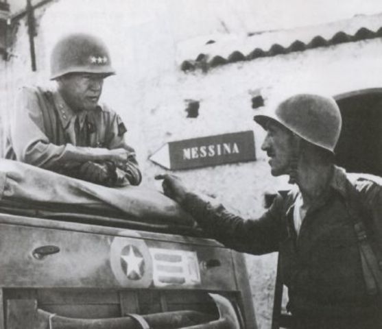 Patton en Brolo, cerca de Messina junto al Teniente Coronel Lyle Bernard, del 30º Regimiento de Infantería