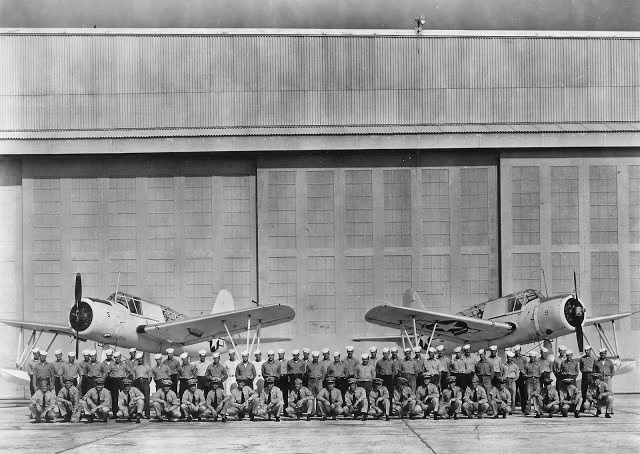 Miembros del Escuadrón VS-62 estacionado en Cayo Francés. Al fondo uno de los aviones Kingfisher que detectó la presencia del U-176 el 15 de mayo de 1943