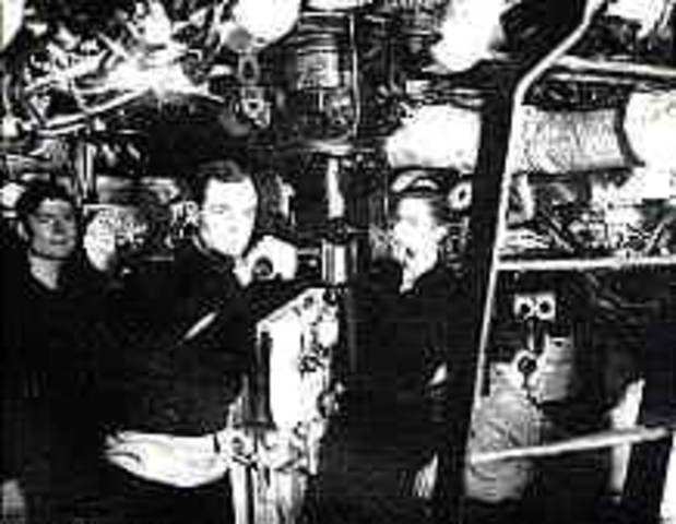 Jewell y su tripulación junto al periscopio