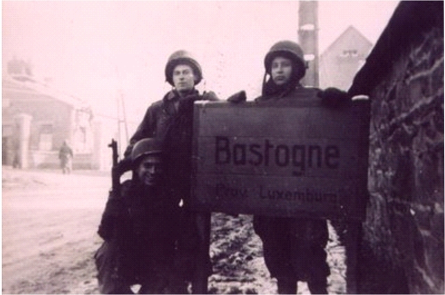 La 101 aerotransportada llega a Bastogne durante la batalla de las Ardenas entre Finales de 1944 e inicios de 1945