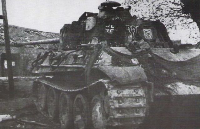 Panther Ausf G. de la 10ª SS Pz. Div. Frundsberg destruido por el fuego soviético en las cercanías de Cottbus. Abril de 1945