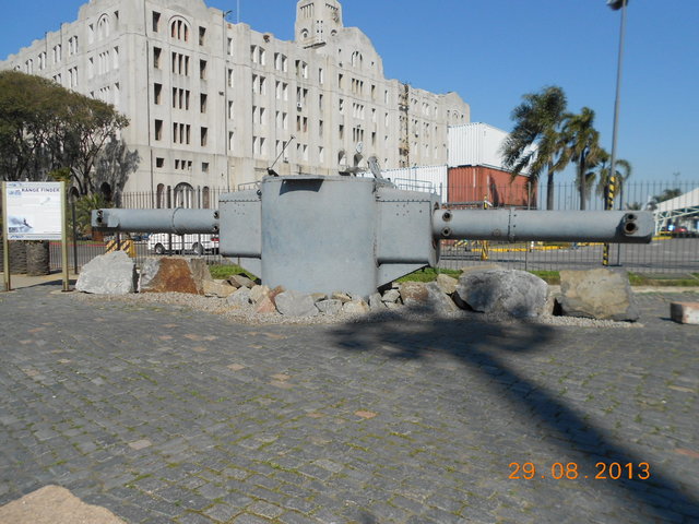 El telémetro en su estado actual, en el interior del puerto de Montevideo