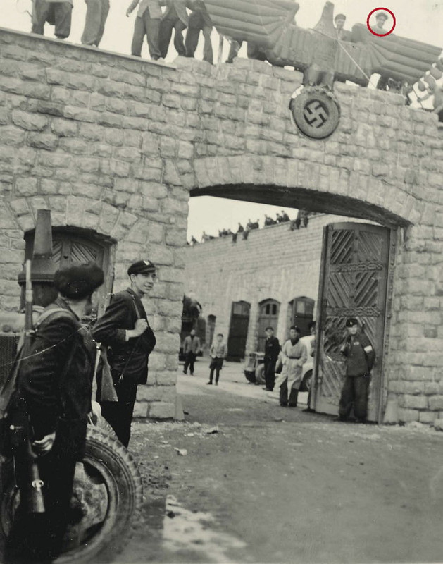 Un grupo de prisioneros derriba el símbolo nazi instalado en la entrada del campo de Mauthausen, el mismo día de la liberación. El fotógrafo español Francisco Boix documentó las primeras horas tras la huida de los nazis