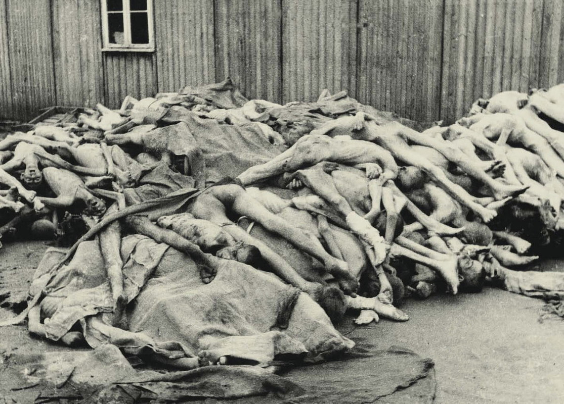 Fotografía realizada por Francisco Boix el día de la liberación de Mauthausen, que muestra a cientos de muertos en el campo nazi