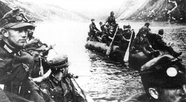 Tropas de montaña alemanas cruzando un fiordo en botes de goma