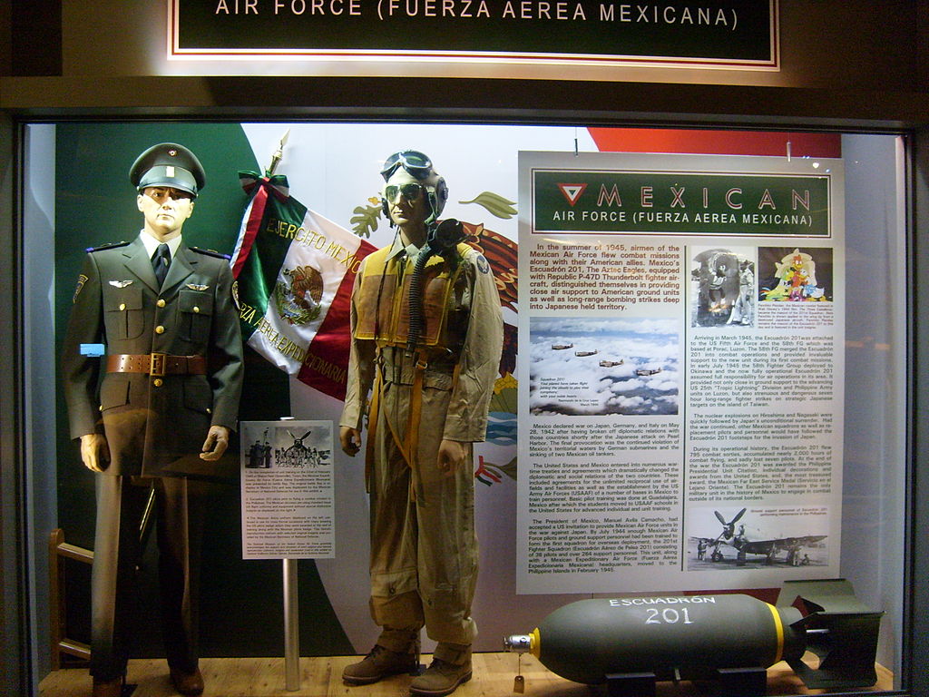 Uniformes utilizados por el Escuadrón 201 tal como se muestran en el Museo Nacional de la Fuerza Aérea de los Estados Unidos